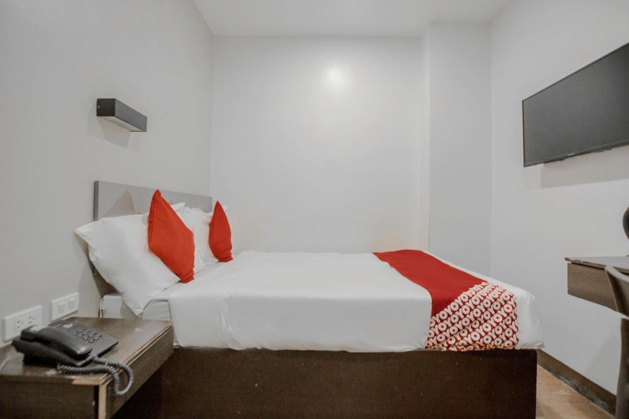 Oyo 637 Fox Hotel Quezon City Zewnętrze zdjęcie