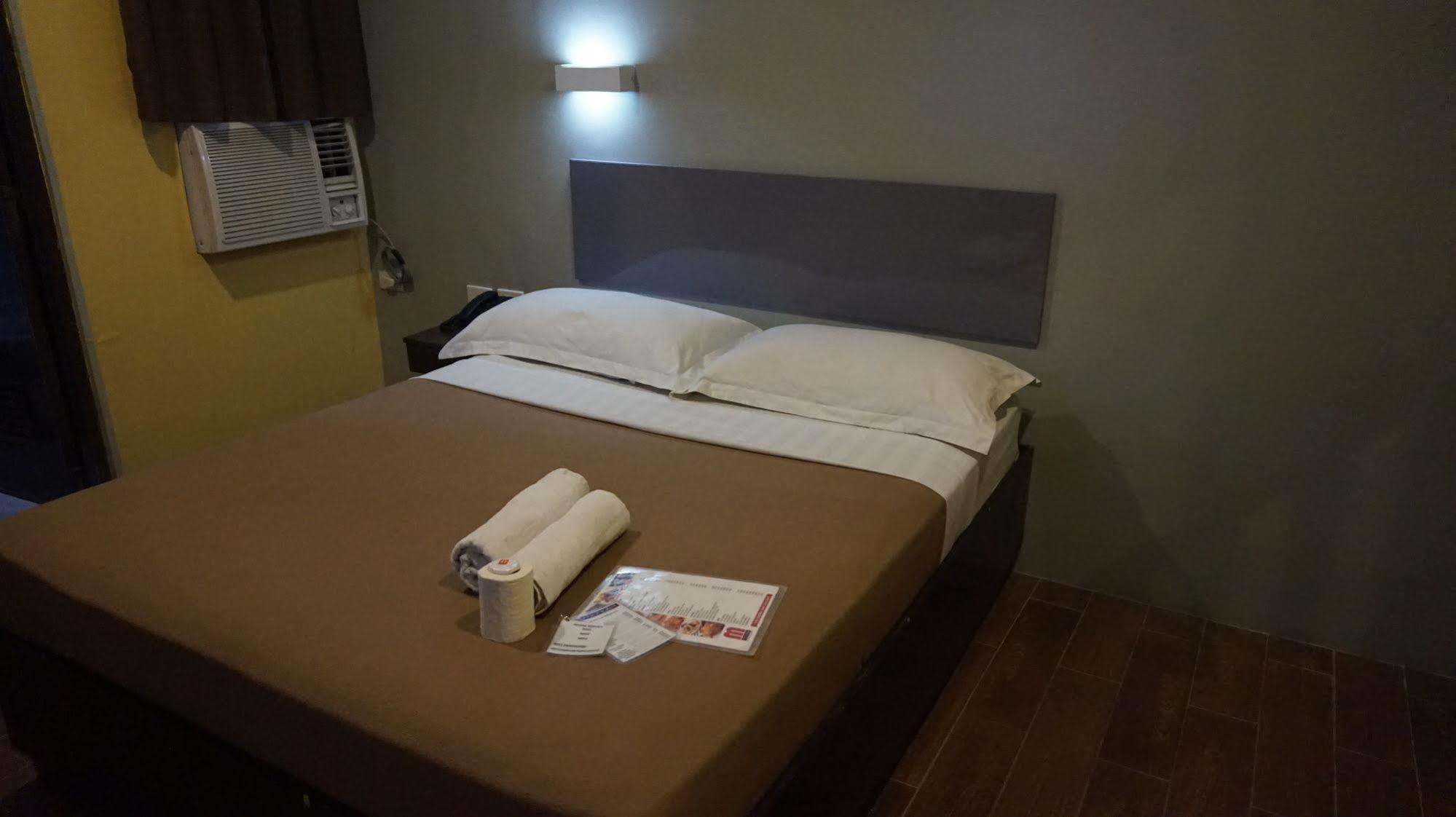 Oyo 637 Fox Hotel Quezon City Zewnętrze zdjęcie