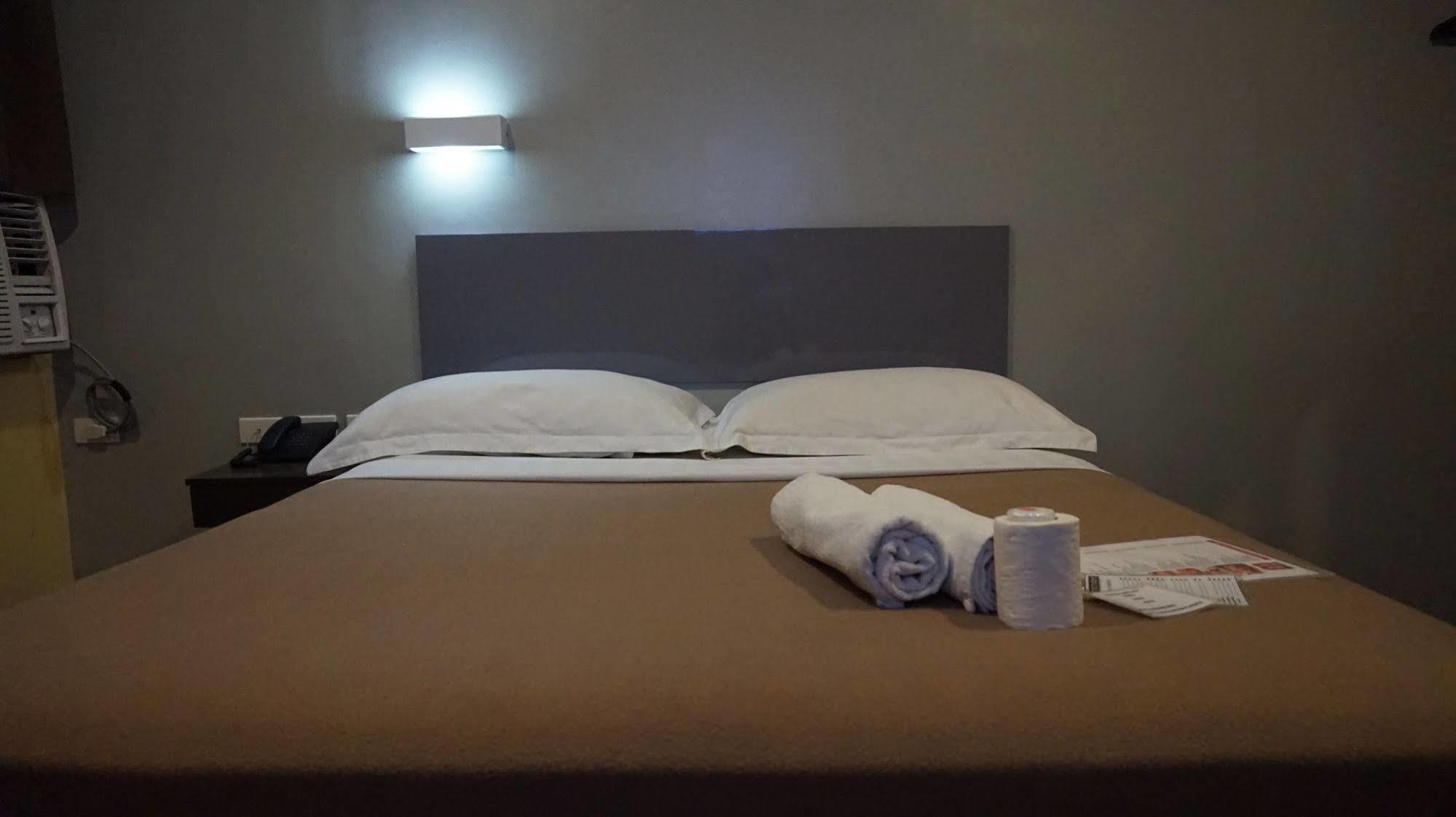 Oyo 637 Fox Hotel Quezon City Zewnętrze zdjęcie
