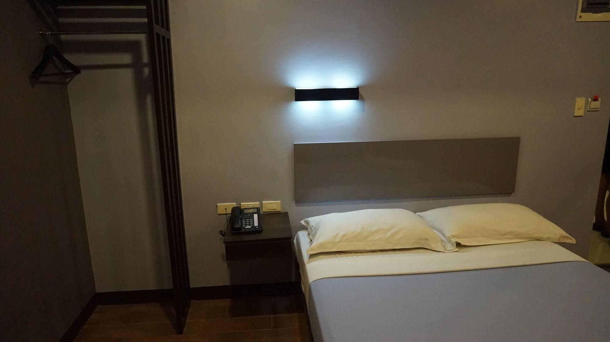 Oyo 637 Fox Hotel Quezon City Zewnętrze zdjęcie