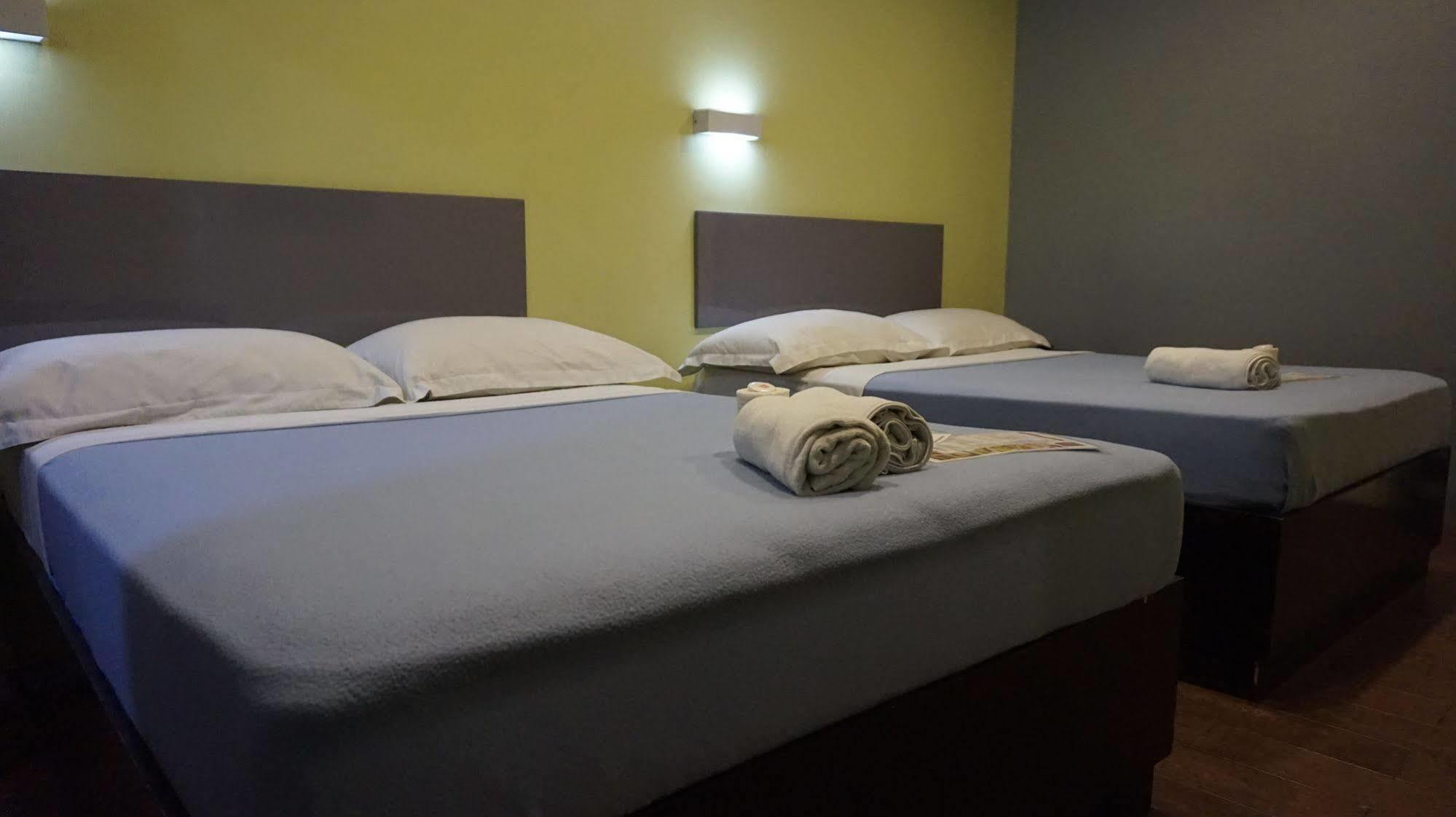 Oyo 637 Fox Hotel Quezon City Zewnętrze zdjęcie